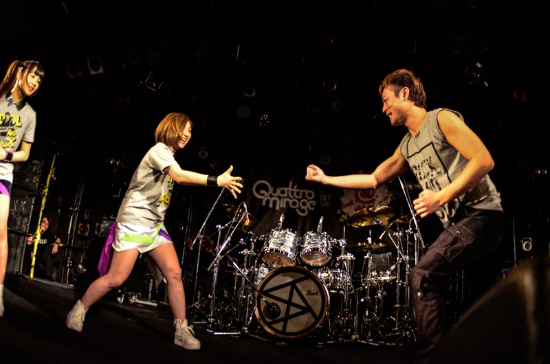 じゃんけん勝負をする鈴木真梨耶（Cheeky Parade）とKENTA（Dr / SPYAIR）。