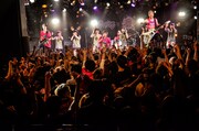SPYAIRとCheeky Paradeによるコラボの様子。