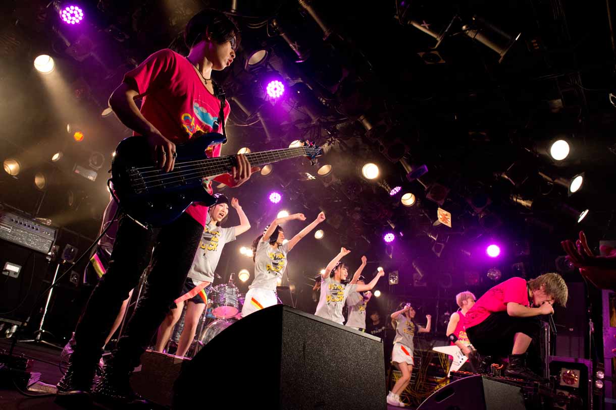 SPYAIRとCheeky Paradeによるコラボの様子。