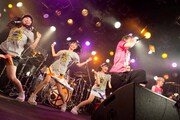 SPYAIRとCheeky Paradeによるコラボの様子。