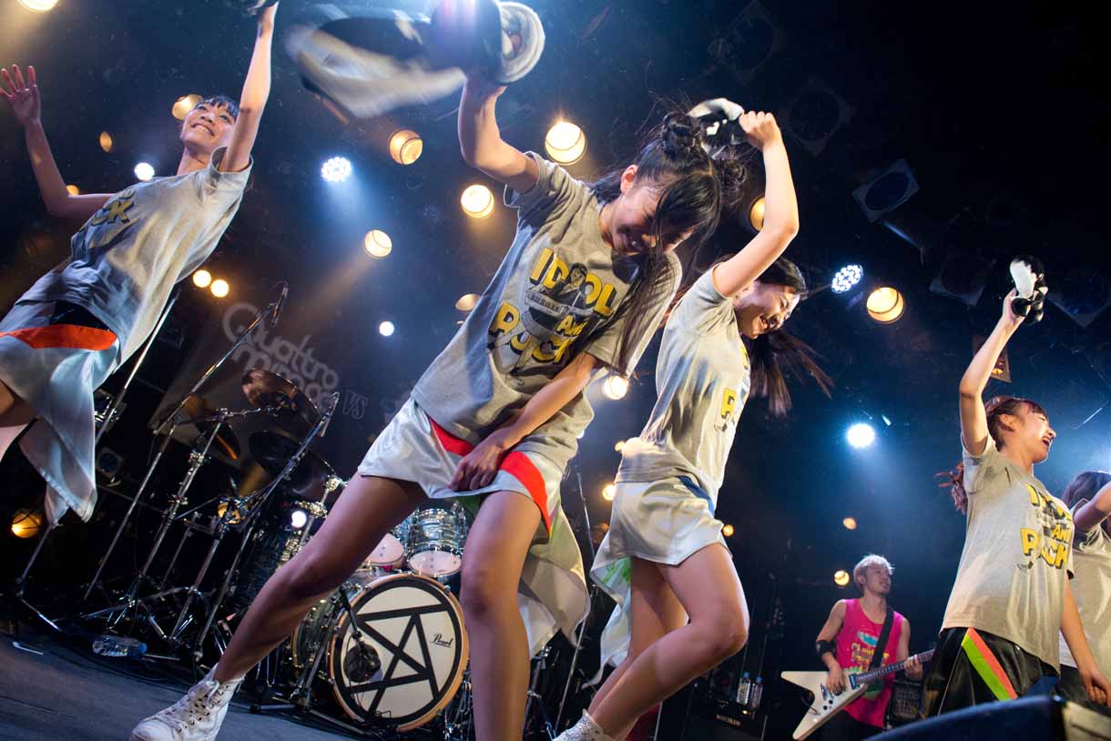 SPYAIRとCheeky Paradeによるコラボの様子。