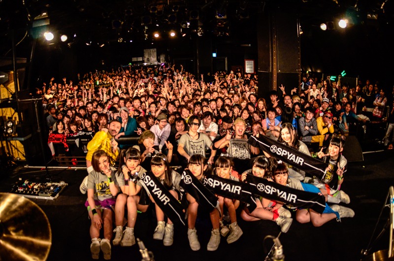 「QUATTRO MIRAGE vs @JAM vol.1」出演者による記念撮影の様子。