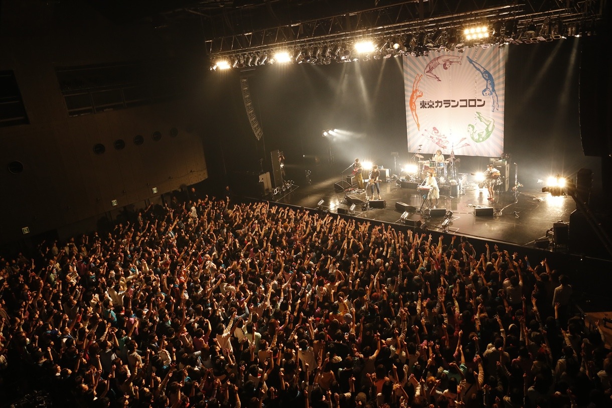 東京カランコロン「ワンマ んツアー2014」Zepp DiverCity TOKYO公演の様子。