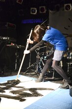 和太鼓のBGMに合わせて筆を叩き付ける南波志帆