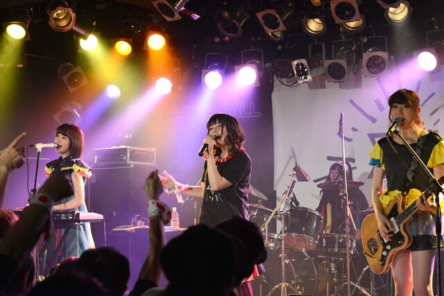 ねごと×南波志帆「カロン」演奏シーン。