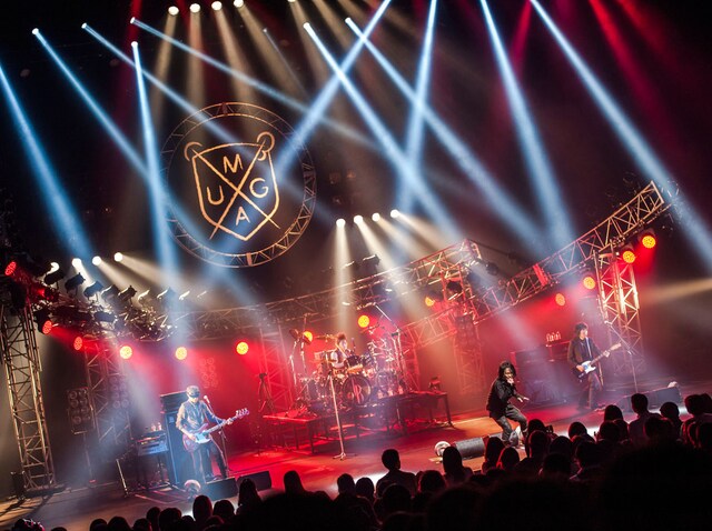 「T-BOLAN LIVE HEAVEN 2014 ～Back to the last live !!～」大阪・オリックス劇場公演の様子。（撮影：田中聖太郎）