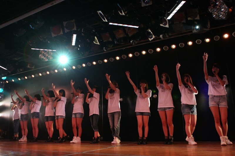 2013年3月11日に東京・AKB48劇場で行われた復興支援特別公演の様子。(C)AKS