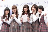 今週の人気の画像9位は「乃木坂46、渋谷のど真ん中で告白『キュンキュンきました』」より、左から堀未央奈、白石麻衣、西野七瀬、橋本奈々未、生駒里奈。