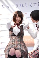 左から橋本奈々未、生駒里奈。