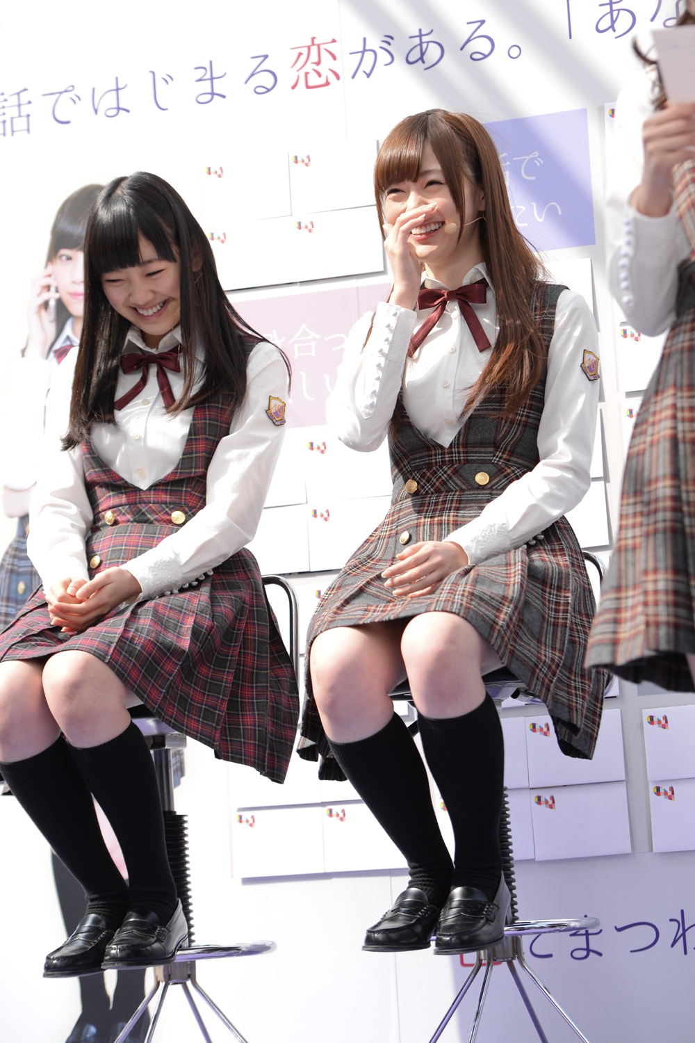 左から堀未央奈、白石麻衣。