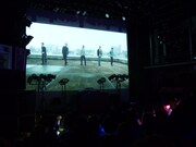 「take me」PV上映中の様子。