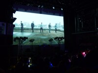 「take me」PV上映中の様子。