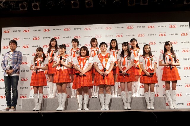 南海キャンディーズの山里亮太を交えて行われたモリ娘。のQ&Aセッションの様子。