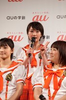 南海キャンディーズの山里亮太を交えて行われたモリ娘。のQ&Aセッションの様子。