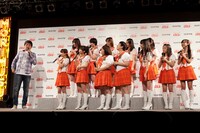 南海キャンディーズの山里亮太を交えて行われたモリ娘。のQ&Aセッションの様子。