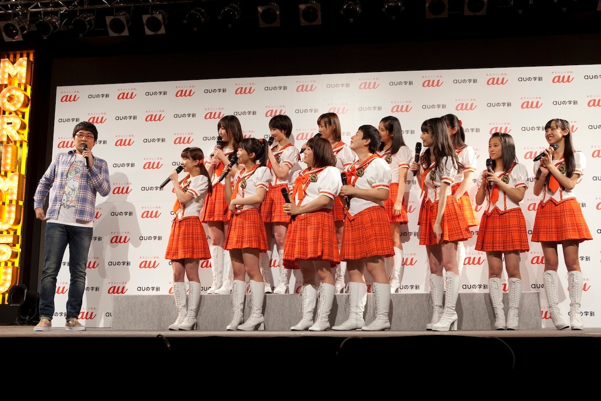 南海キャンディーズの山里亮太を交えて行われたモリ娘。のQ&Aセッションの様子。