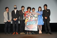 「Go!Go!家電男子THE MOVIE～アフレコパニック～」舞台挨拶の様子。左から川村清人監督、ROKUGOU監督、中山祐一朗、松居大悟、浜野謙太、花澤香菜、細川茂樹。