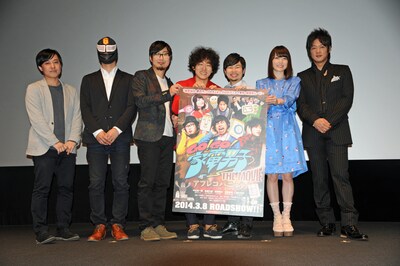 「Go!Go!家電男子THE MOVIE～アフレコパニック～」舞台挨拶の様子。左から川村清人監督、ROKUGOU監督、中山祐一朗、松居大悟、浜野謙太、花澤香菜、細川茂樹。