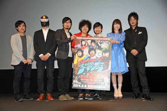 「Go!Go!家電男子THE MOVIE～アフレコパニック～」舞台挨拶の様子。左から川村清人監督、ROKUGOU監督、中山祐一朗、松居大悟、浜野謙太、花澤香菜、細川茂樹。