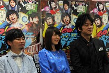 左から浜野謙太、花澤香菜、細川茂樹。