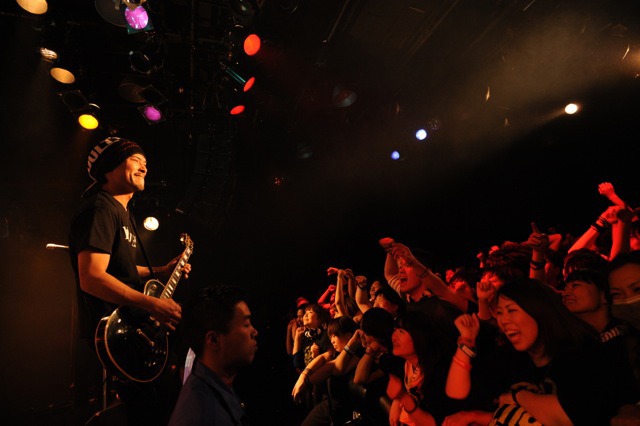 BUZZ THE BEARS「“GOLDCAGE” RELEASE TOUR – GOLD RUSH TOUR –」東京・UNIT公演の様子。