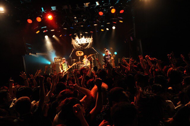 BUZZ THE BEARS「“GOLDCAGE” RELEASE TOUR – GOLD RUSH TOUR –」東京・UNIT公演の様子。