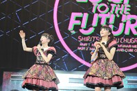 広い観客席を見渡す真山りか（左）と星名美怜（右）。