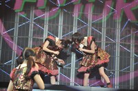 ふなっしーになりきる真山りか（上段左）と、くまモンのはずが途中からふなっしーになった柏木ひなた（上段右）。