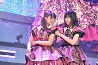 この春エビ中を“転校”する瑞季（左）と鈴木裕乃（右）。