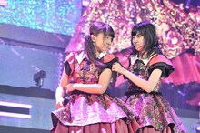 この春エビ中を“転校”する瑞季（左）と鈴木裕乃（右）。