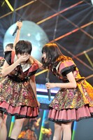 安本彩花（左）と鈴木裕乃（右）。