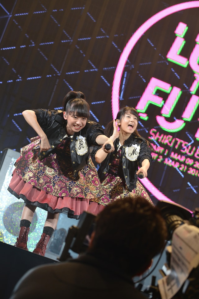 ライブビューイングを楽しむファンにアピールする真山りか（左）と瑞季（右）の“中5”コンビ。