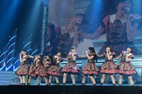 肩を組んで「永遠に中学生」を歌うエビ中。