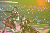 柏木ひなた（左）と瑞季（右）のほうきギタープレイ。