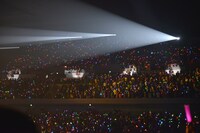 2階通路のお立ち台に登場したエビ中メンバー。