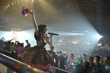 2階通路で歌う鈴木裕乃。