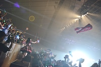 タオルが舞う幕張メッセ。