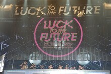 最後まで手を振り続けるエビ中。