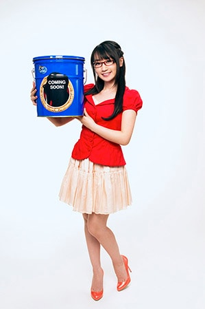 「NANACAN」を手にする水樹奈々。