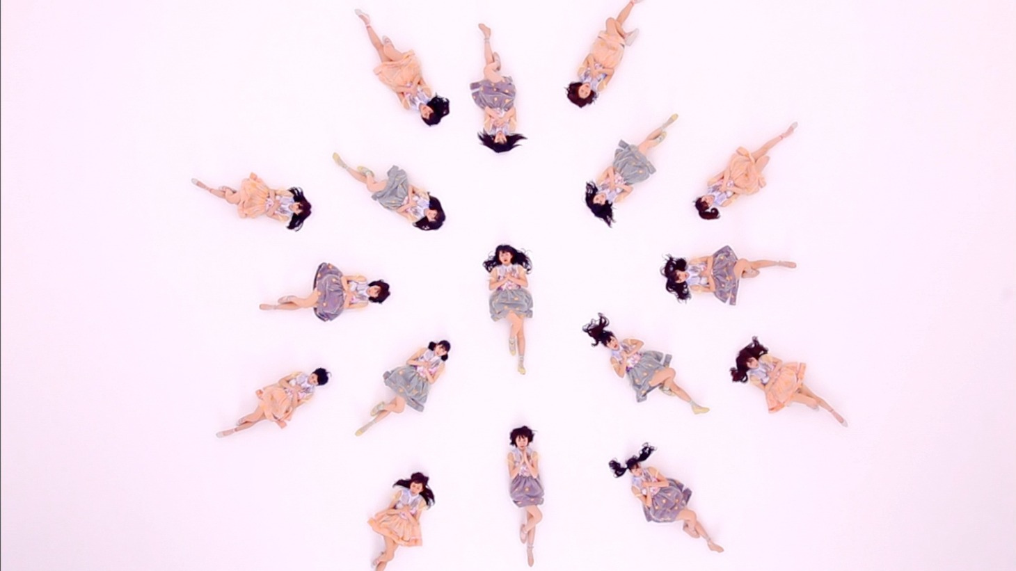乃木坂46「生まれたままで」PVのワンシーン。