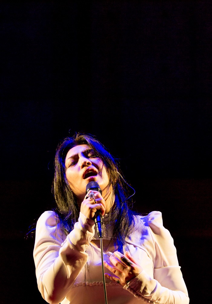 鬼束ちひろ & BILLYS SANDWITCHES「Heart Beat Tour 2014」東京・キリスト品川教会 グローリア・チャペル公演の様子。