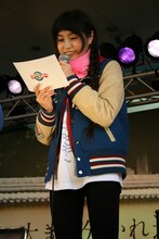 歴代MCの手紙を読むトミタ栞。