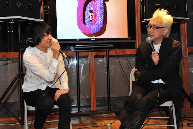 左から石崎ひゅーい、箭内道彦。