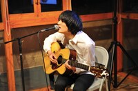 「卵焼き」を歌う石崎ひゅーい。