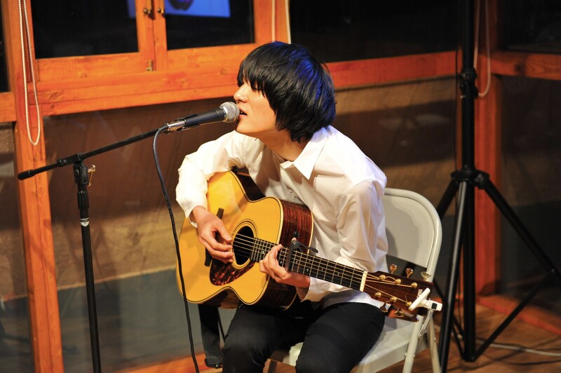 「卵焼き」を歌う石崎ひゅーい。