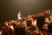 客席の中でパフォーマンスする山田義孝（Vo）。