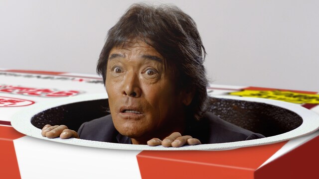 「チョコパイ 〈ザッハトルテ〉」スペシャルCM「しげるの脱出」のワンシーン。穴からひょっこり顔を出すしげる。