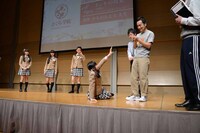 子供からエサをなかなかもらえない動物を演じた大賀咲希。