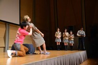 かもめんたるのコントを観る野津友那乃、白井沙樹、山出愛子、森ハヤシ先生。