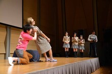 かもめんたるのコントを観る野津友那乃、白井沙樹、山出愛子、森ハヤシ先生。